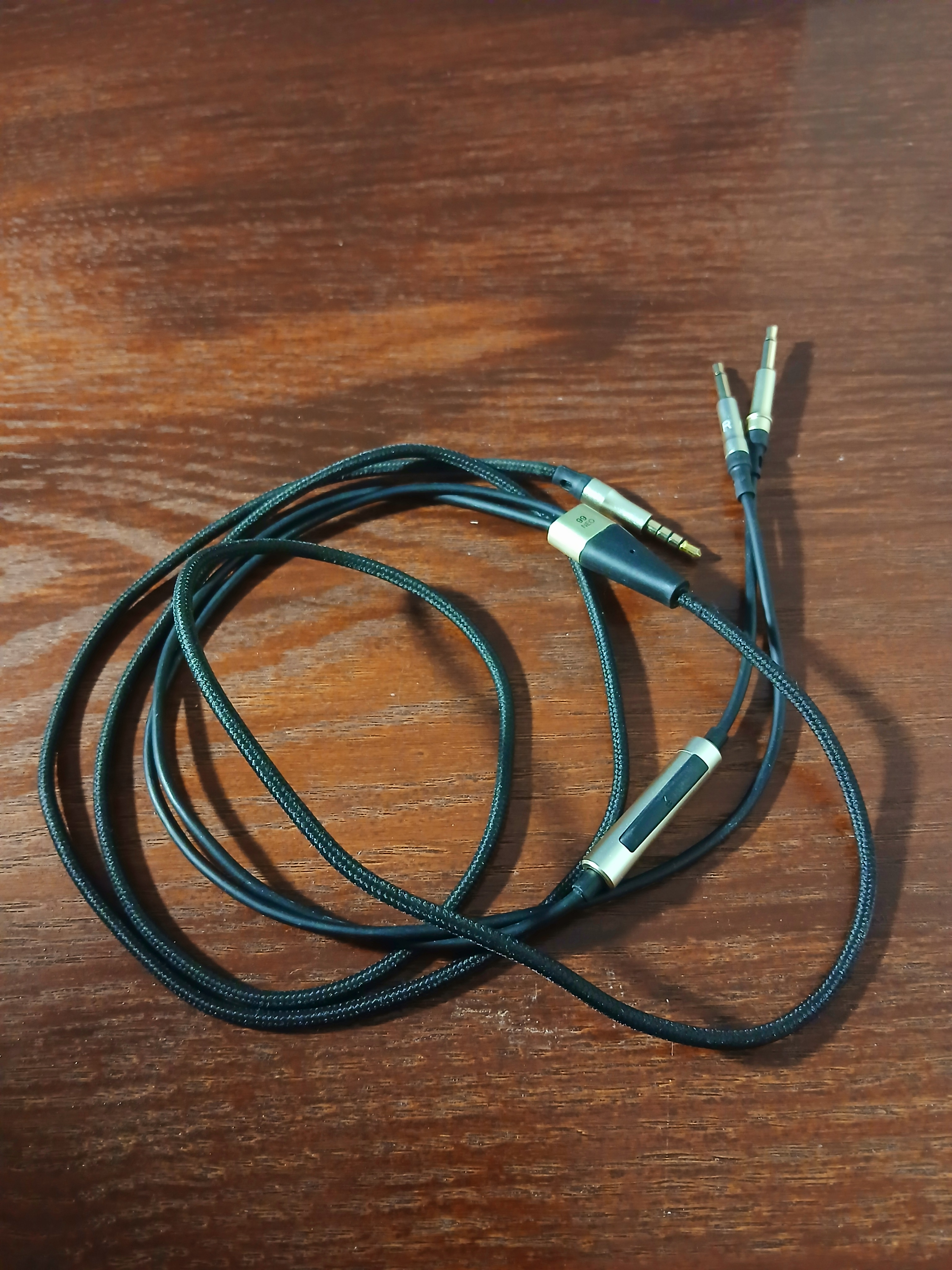 Meze 99 Neo headphones